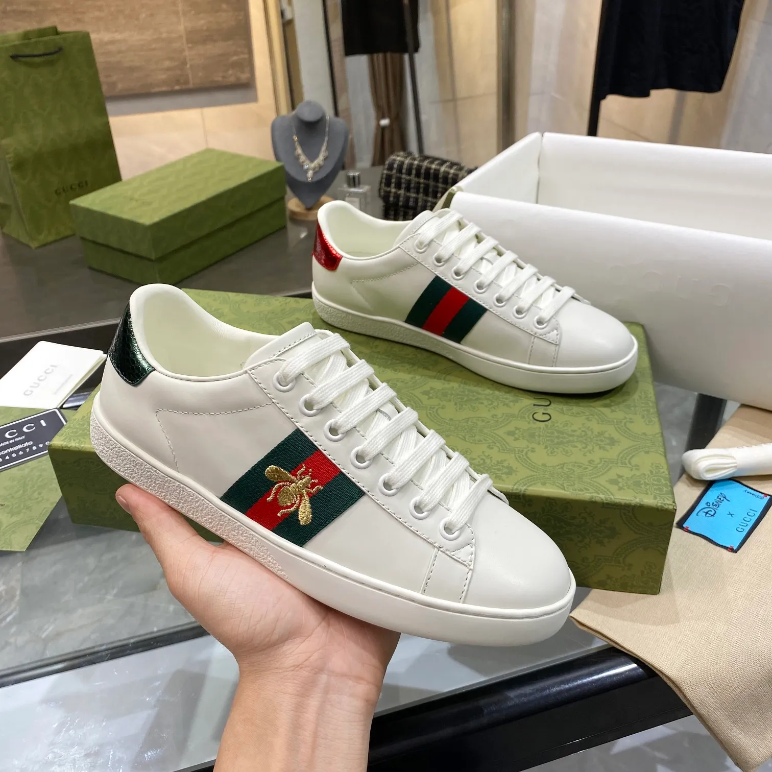 👟👟Ex-factory price 520👟👟 Women's shoes factory Gucci top chip version GG couple's white shoes, which have been popular in recent years; new colors are constantly updated; celebrities, Internet celebrities, live broadcasts, etc. must plant grass to call ❤ Classic fashion style, 5D drawing printing; electric embroidery surface, etc... ✔️Fabric material: original customized cowhide face color ✔️Inner material: first layer cowhide ✔️Sole material: original outsole... shiny colorful drawing/electric embroidery surface embellished on the side of the shoe body, package production process‼ ✔️Size: Women’s/35/40/Men’s/38/45